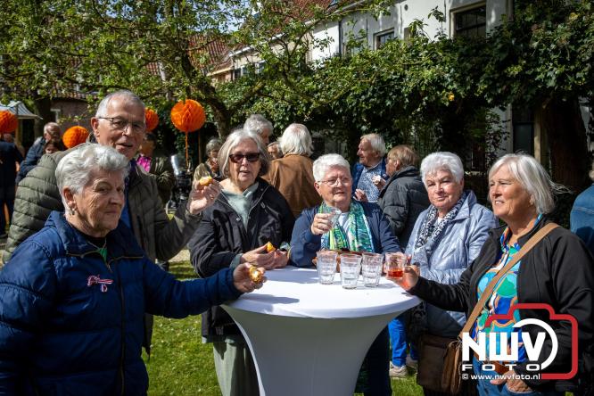 Volle terrassen, bruisende kleedjesmarkt en sportieve Wallenloop: Elburg leeft tijdens koningsdag! - &copy; NWVFoto.nl